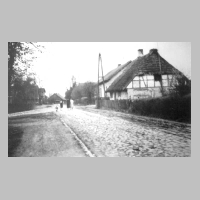 080-0037 Gepflasterte Dorfstrasse und Buergersteig. Links der -Schmiedeberg- als Zufahrtsweg zu den Haeusern.jpg